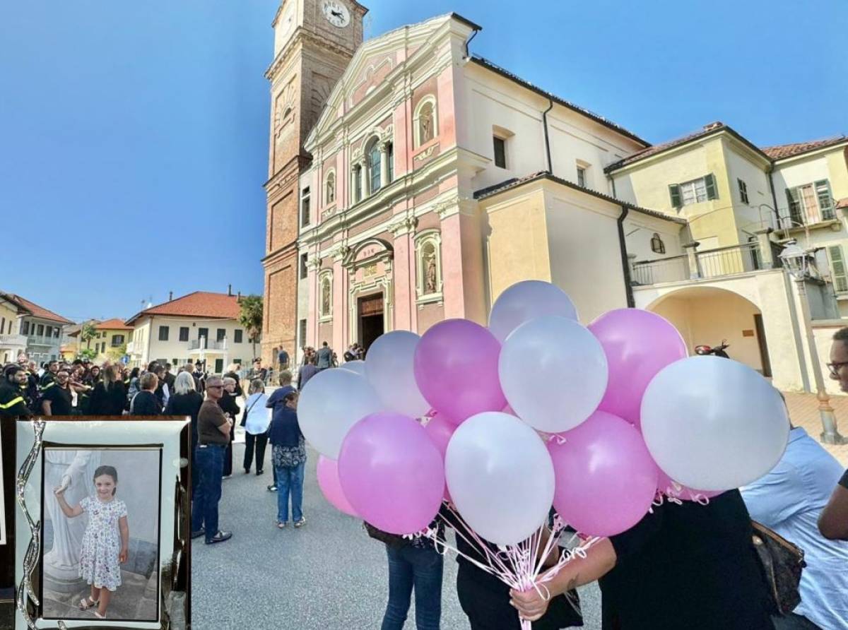 L'addio alla piccola Laura, la bimba morta per lo schianto della Freccia Tricolore. Oltre un migliaio di persone al funerale